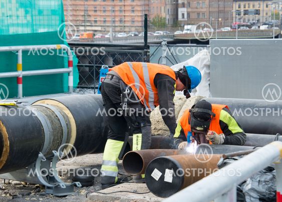 Svetsarbete vid Slussen i samband med arbetet med att dra...