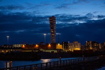 Turning Torso sedd från  västra hamnen i nattljus