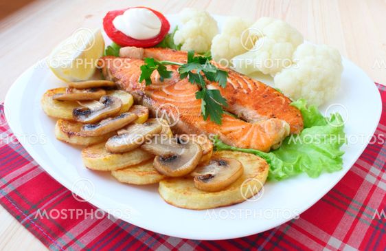 Fried salmon with vegetables