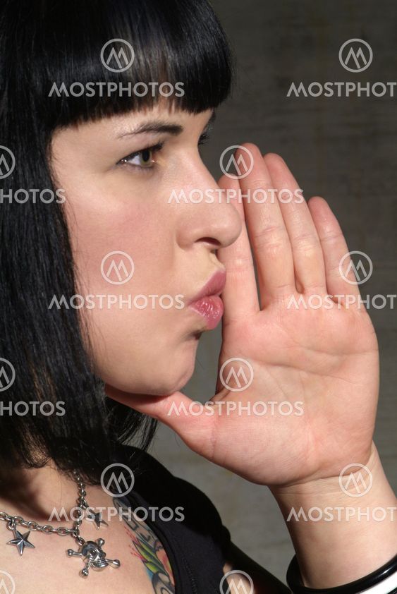 Frau schreit | woman cries