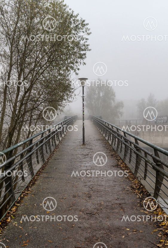 Laterne auf einer schmalen Brücke