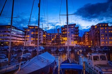 Kvällsljus vid båthamnen i Västra hamnen i Malmö