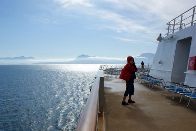 M/S Midnatsol blåsigt på båtdeck