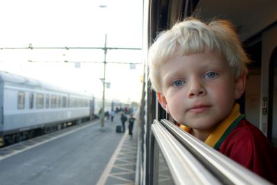Pojke åker tåg