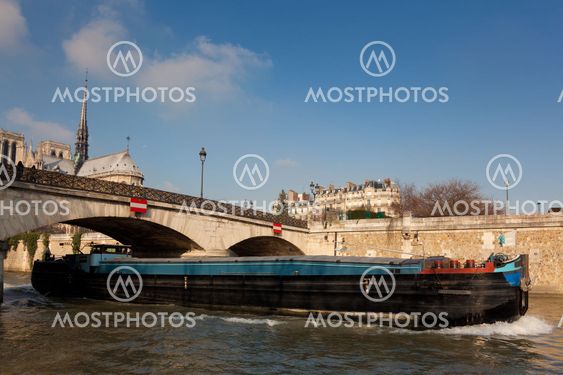 Ship in the Sena, Paris, Ile de France, France