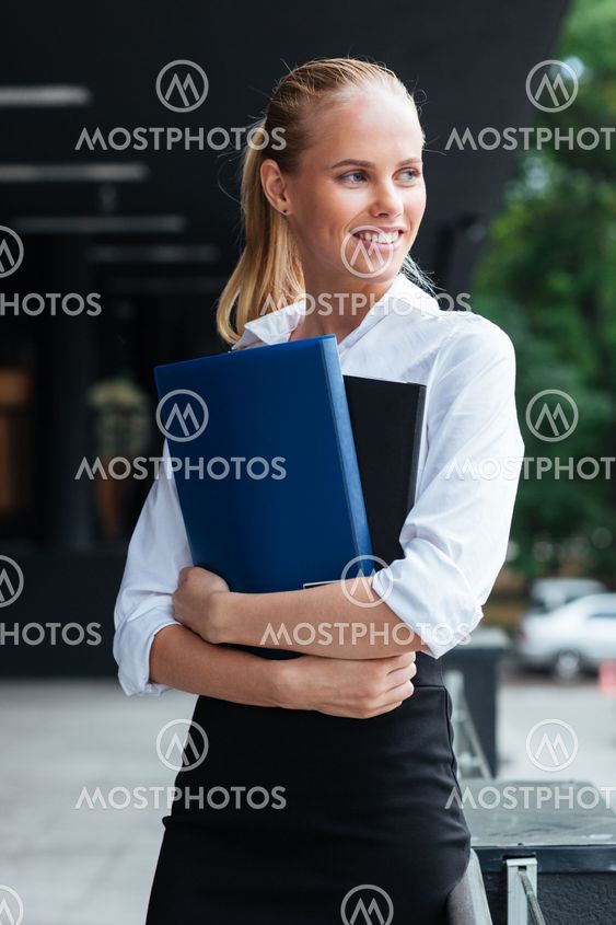 Happy smiling business womaoutdoors