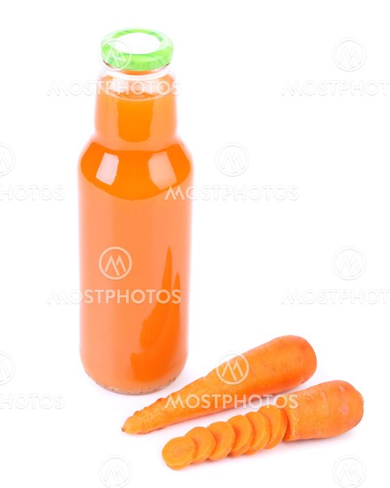 Slices raw carrot and juice.
