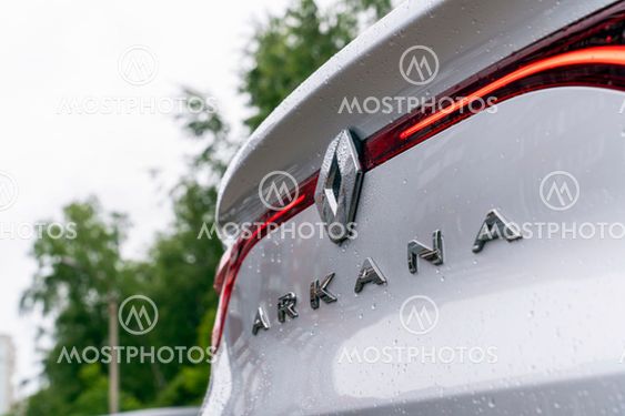 "renault Arkana logo on the..." av Vladmir Razgulyaev - Mostphotos