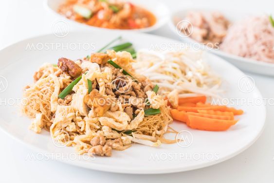 Stir fry noodles in Thai style