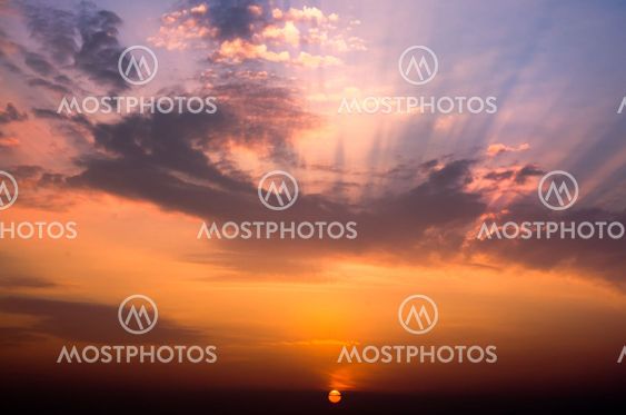 Kaunis cloudscape maisema sunrise