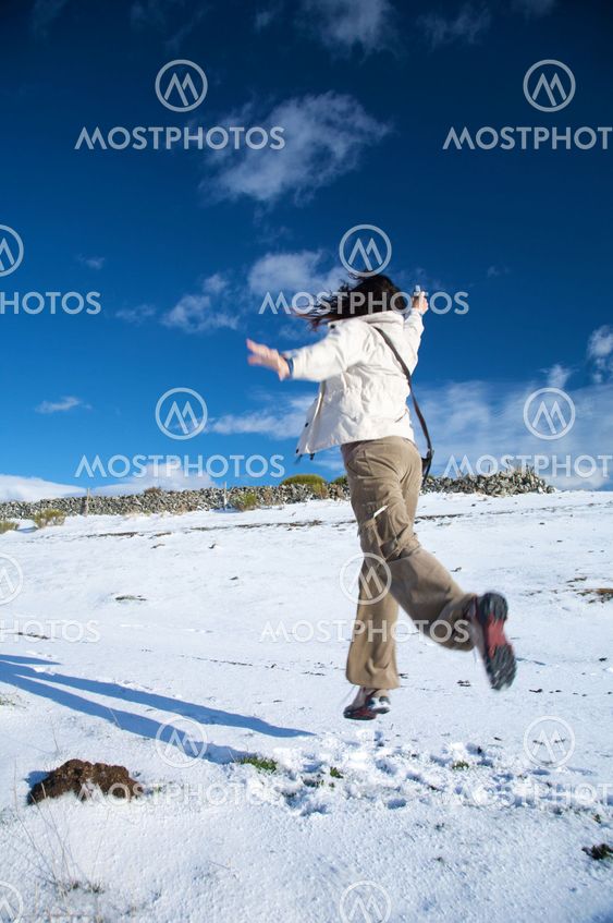 kvinde jumpping på sne