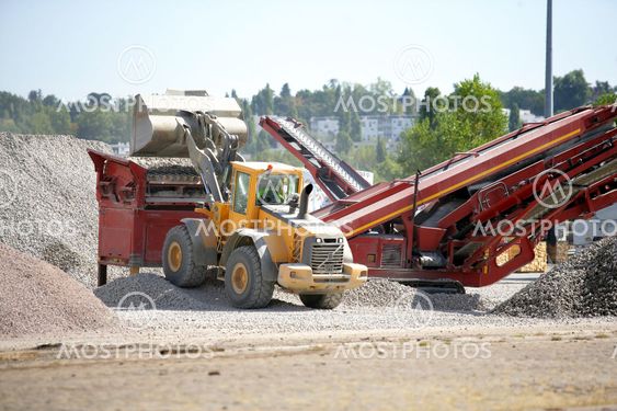 Digger transferring quarried materials