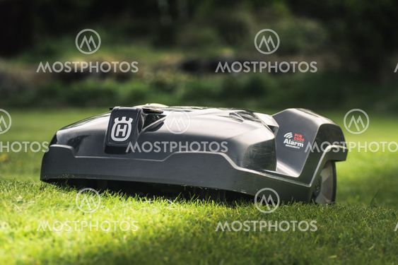 Närbild av en robot gräsklippare