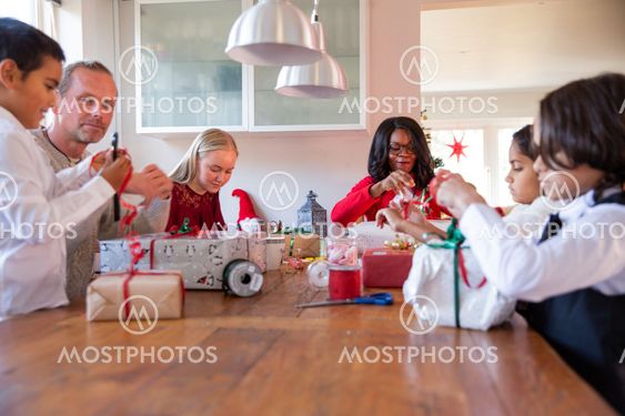 Familj slår in julklappar