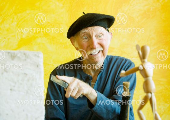 Crazy konstnär med en modell som trä figur