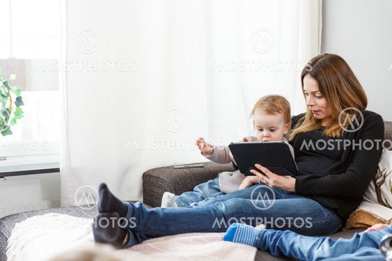 Mamma och barn i soffan