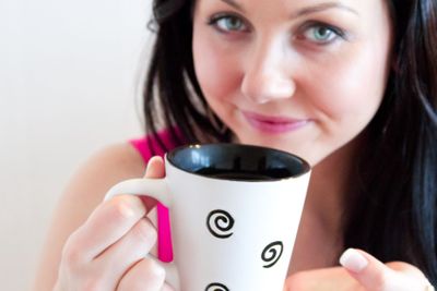 Kvinna njuter av kaffe