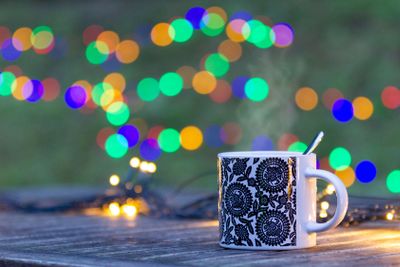 Varm dryck i skymningen med kulört belysning - Silvertid