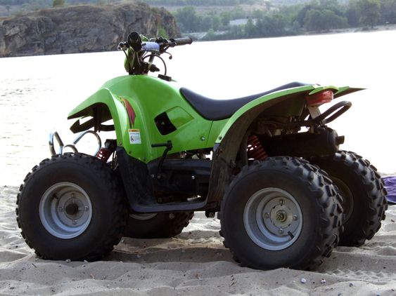Små alle Terrain Vehicle på kysten af floden