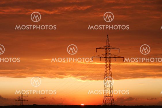 kaapelit kantaa pylon