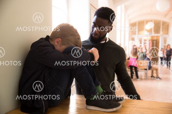 ledsen pojke i skolan