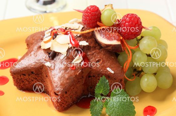 Star-shaped gingerbread cake