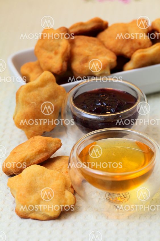 Cheese cookies with honey and jam