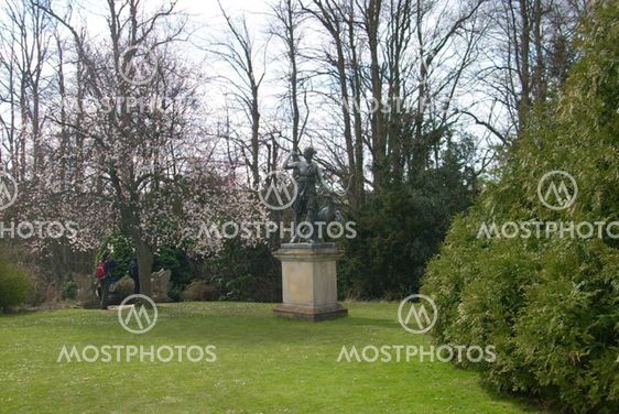 STATUE OF DIANA AT POLESDEN LACEY