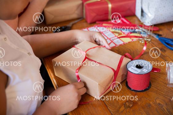 Familj slår in julklappar