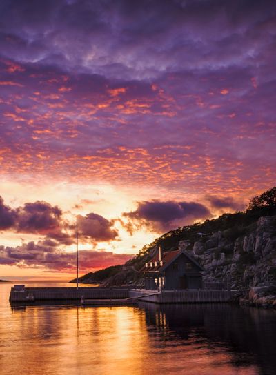Serenity at Twilight: Coastal Cabin's Reflective Afterglow
