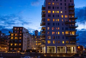 Kvällsljus vid vattnet i Västra hamnen i Malmö