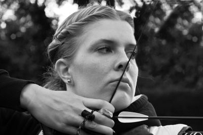 Ung kvinnlig bågskytt