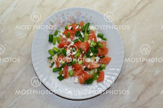 Salad with tomatoes, cheese and onions