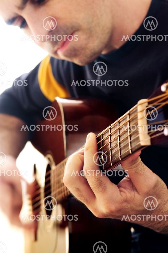 Mand spille en guitar