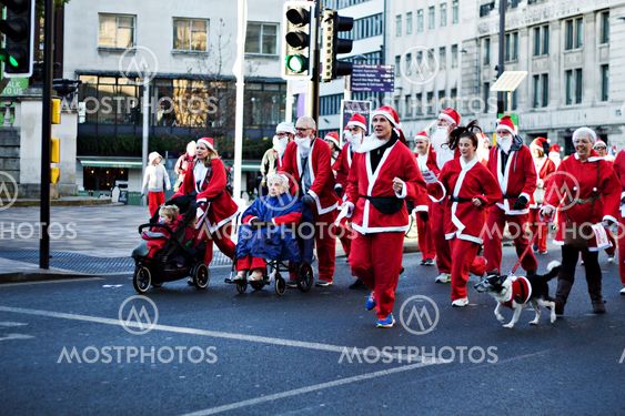 LIVERPOOL UK, 4TH DECEMBER 2016. Runners taking part in...