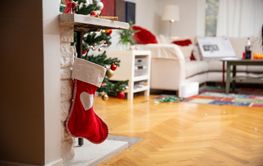 Julstrumpan hänger i eldstaden