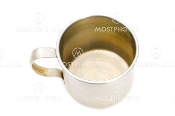 metal krus på hvid