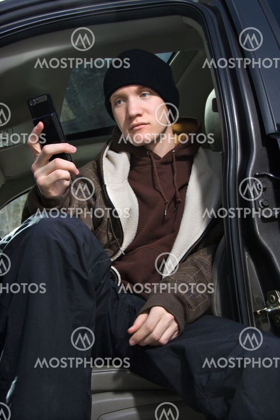 Teen holding cellphone.