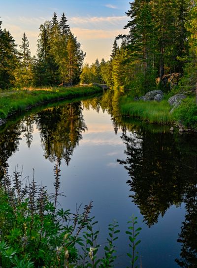 Skymning över en kanal i Värmland Sverige