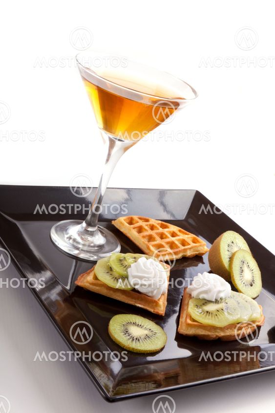 Kiwi Tart Slices with Drink