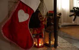 Julstrumpan hänger i eldstaden