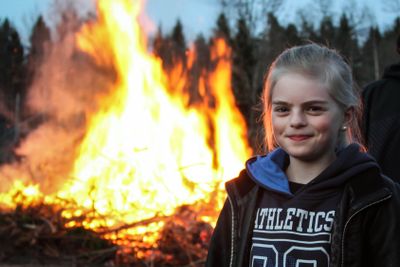 Ung tjej på Valborgsmässoafton