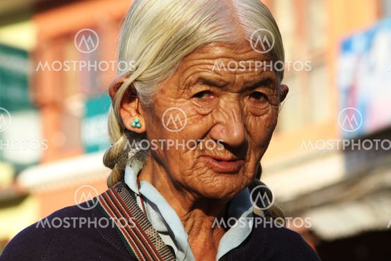 Tibetan praying lady