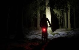 mountainbike-cyklist på natten