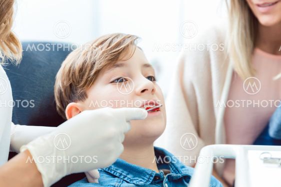 Tooth inspection of a child by a dentist