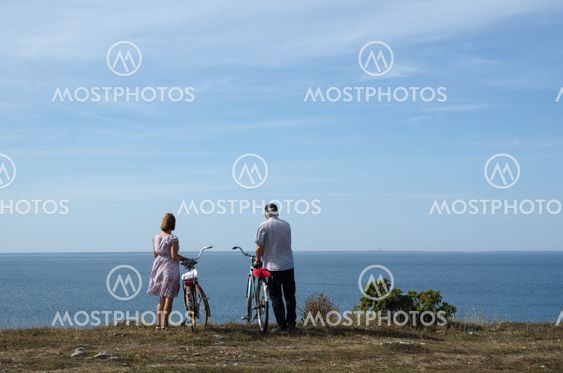 Couple with bikes at the coast