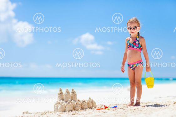 Pikkutyttö trooppisten Beach