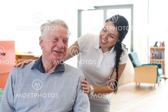 Sköterska med man på äldreboende