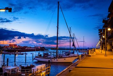 Kvällsljus vid båthamnen i Västra hamnen i Malmö