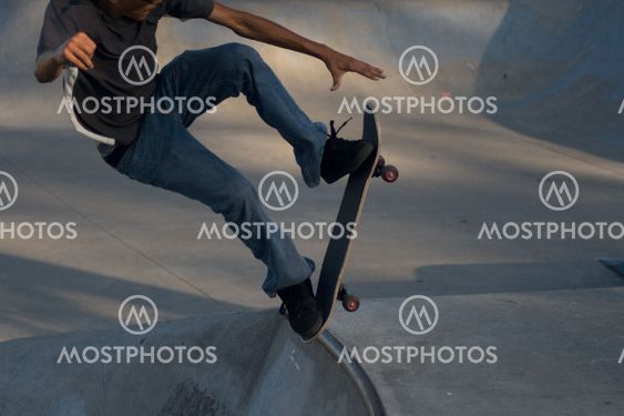 Loppui skatboarding pit hyppääminen skateboarder
